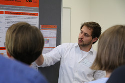 Foto vom Nachwuchswissenschaftler Stefan Siegel bei seiner Posterpräsentation