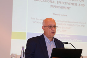 Foto von Dr. Leonidas Kyriakides bei seinem Vortrag