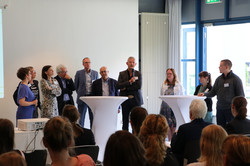 5. Symposium Köhler Gruppenfoto mit Prof. Dr. Olaf Köhler bei seinem Vortrag zur Standpunktdiskussion