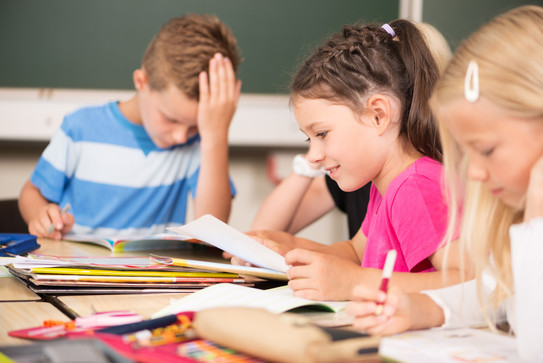 Grundschulkinder lesen im Unterricht+