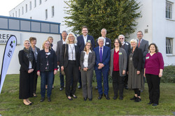 Gruppenfoto von Wissenschaftler*innen und Vortragenden des 4. Bildungsdialogs