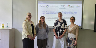 Ein Gruppenfoto von der Vortragenden Prof. Dr. Isabell van Ackeren-Mindl, rechts neben ihr IFS-Direktorin Prof. Nele McElvany. Recht im Bild die Organisatorinnen der IFS-Ringvorlesung Laura Becher und Carina Jüschke.