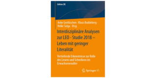 LEO-Studie 2018 Buchcover der Publikation mit dem blauen Schriftzug "Interdisziplinäre Analysen zu Leo - Studie 2018 - Leben mit geringer Literalität" auf blau-orangenen Hintergrund