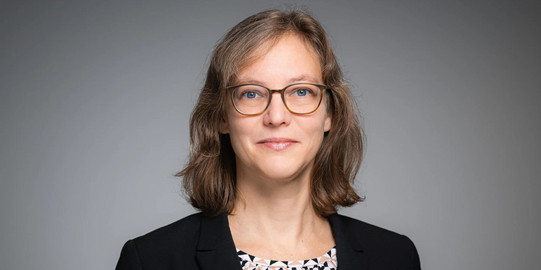 Porträt von Prof. Dr. Nele McElvany vor einem grauen Hintergrund