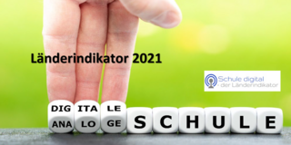 Länderindikator 2021 Eine Hand vor einem grünen Hintergrund kippt beschriftete Würfel, sodass der Schriftzug von "analoge Schule" zu "digitale Schule" geändert wird.
