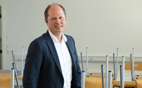 Porträtfoto von Ulrich Trautwein in einem Klassenraum