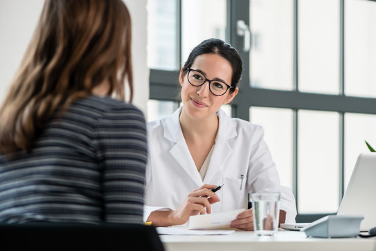 Zwei Frauen unterhalten sich in einem Businessmeeting.