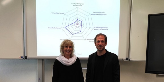 André Meisner und Dr. Edeltraud Hammes-Schmitz vor der Präsentationsfolie
