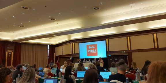 Ein Konferenzraum mit vielen Menschen