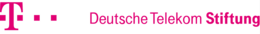 Magentafarbener Schriftzug des Förderers Deutsche Telefom Stiftung
