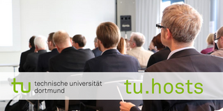 tu.hosts Foto von mehreren sitzenden Personen bei einer Veranstaltung, darüber ein Banner mit dem Logo der TU Dortmund und dem grünen Schriftzug tu.hosts