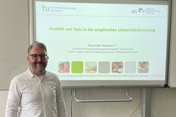 Alexander Naumann vor der Präsentation seiner Ringvorlesung.