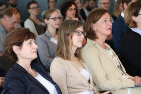 Foto von Prof. Dr. Gabriele Sadowski, Prof. Dr. Nele McElvany und Yvonne Gebauer im Publikum