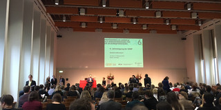 2018-02-19_GEBF Viele Menschen sitzen auf Stühlen in einem großen Raum und schauen sich die Präsentation zur 6. Jahrestagung der GEBF an
