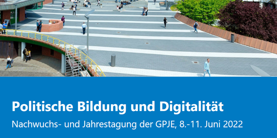 Foto der Universität Trier mit darunterliegenden, blauen Banner und weißen Schriftzug Politische Bildung und Digitalität 