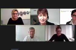Screenshot der Podiumsdiskussion mit Kacheln von Ulrike Sommer, Simone Fleischmann, MinDirig Dr. Stefan Luther und Prof. Dr. Nele McElvany, sowie Kate Maleike