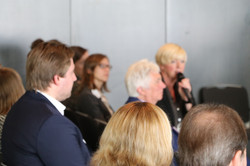 Foto einer Plenumsdiskussion mit Publikum