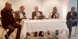 Moderator Martin Burghoff, Dr. Thomas Bethge, Ruben Herzberg, Carina Merth und Prof. Ludwig Steche sitzend an einem Tisch