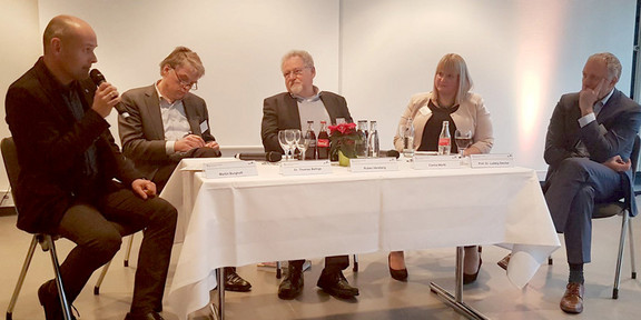 Moderator Martin Burghoff, Dr. Thomas Bethge, Ruben Herzberg, Carina Merth und Prof. Ludwig Steche sitzend an einem Tisch