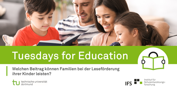 Eine Familie sitzt zusammen im Wohnzimmer und liest gemeinsam Bücher, darunter Unterschrift und Titel des Tuesdays for Education