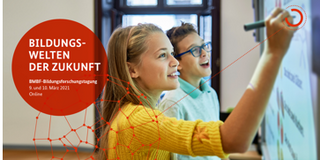 Foto einer Schülerin und eines Schülers, die auf einer digitalen Tafel schreiben, links davon befindet sich ein roter Kreis mit weißen Schriftzug Bildungswelten der Zukunft, BMBF-Bildungsforschungstagung 2021