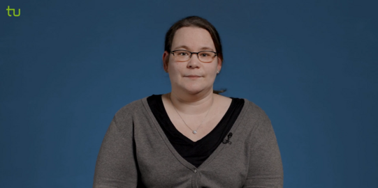 Screenshot von Dr. Sabrina König vor blauen Hintergrund