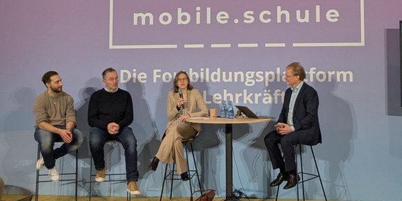 Prof. Dr. Nele McElvany im Gespräch bei der Podiumsdiskussion auf der didacta