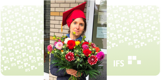 Disputation Nurit Viesel-Nordmeyer Nurit Viesel-Nordmeyer steht mit einem Blumenstrauß vor dem IFS Gebäude