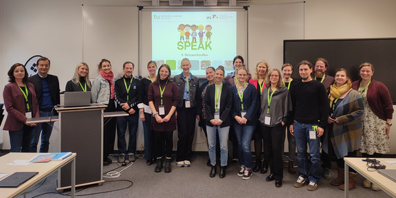 Netzwerktreffen SPEAL Gruppenfoto aller Teilnehmenden des Netzwerktreffens SPEAK im Seminarraum