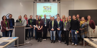 Gruppenfoto aller Teilnehmenden des Netzwerktreffens SPEAK im Seminarraum
