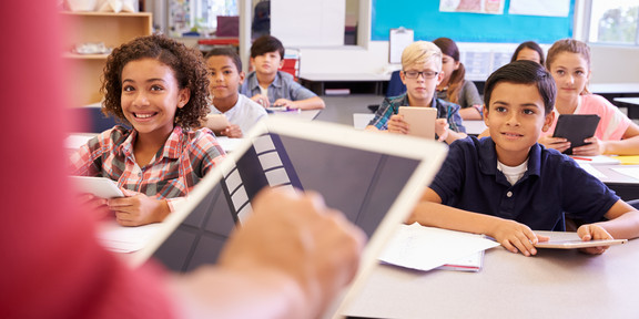 Grundschulkinder mit Tablets
