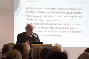 Foto von Prof. Dr. Klaus-Jürgen Tillmann bei seiner Präsentation am Pult