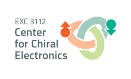 Drei verschlungene farbige Linien neben dem Schriftzug "Center for Chiral Electronics"