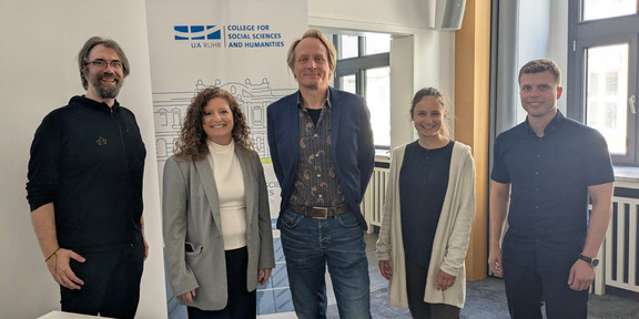 Prof. Laura Wray-Lake, Prof. Jan Germen Janmaat, Dr. Pascal Alscher, Dr. Elisabeth Graf und Dr. Daniel Deimel auf einem gemeinsamen Gruppenfoto