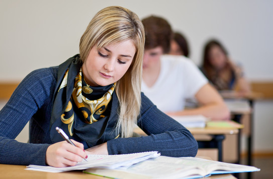 Prüfungssituation Studierende schreiben eine Prüfung
