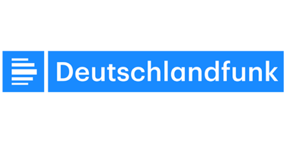 Zwei blaue Kästen mit weißen Linien und dem weißen Schriftzug Deutschlandfunk