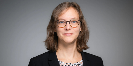 Prof. Dr. Nele McElvany Porträtfoto von Prof. Dr. Nele McElvany vor einem grauen Hintergrund