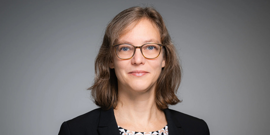 Porträtfoto von Prof. Dr. Nele McElvany vor einem grauen Hintergrund