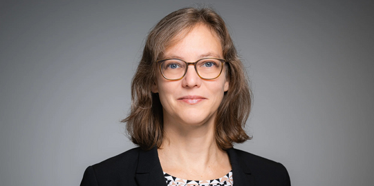 Porträtfoto von Prof. Dr. Nele McElvany vor einem grauen Hintergrund