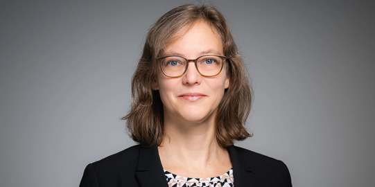 Porträtfoto von Prof. Dr. Nele McElvany vor einem grauen Hintergrund