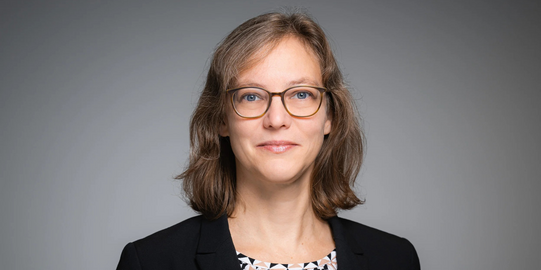 Prof. Dr. Nele McElvany Porträtfoto von Prof. Dr. Nele McElvany vor einem grauen Hintergrund