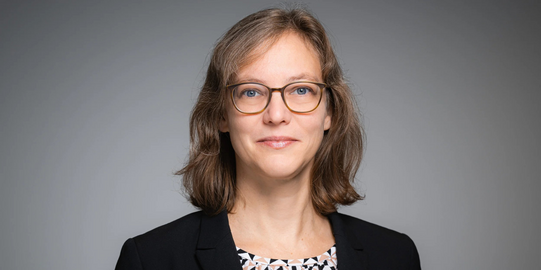 Prof. Dr. Nele McElvany Porträtfoto von Prof. Dr. Nele McElvany vor einem grauen Hintergrund