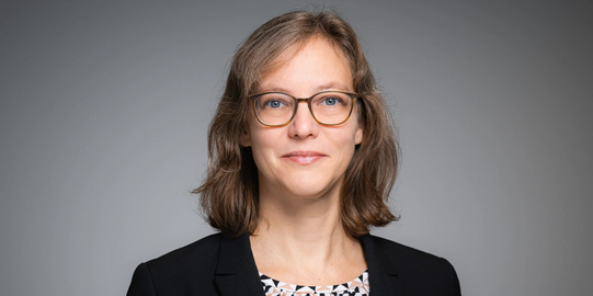 Porträtfoto von Prof. Dr. Nele McElvany vor einem grauen Hintergrund