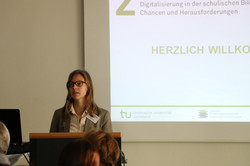 Foto von Prof. Dr. Nele McElvany bei der Eröffnungsrede am Pult