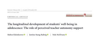 Publikationstitel Kleinkorres et al. Schwarzer Schriftzug des Publikationstitels "The Longitudinal Development of Students' Well-Being in Adolescence: The Role of Perceived Teacher Autonomy Support"
