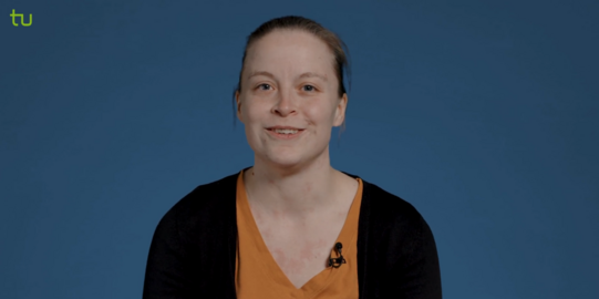 Screenshot von Dr. Daria Benden vor blauen Hintergrund