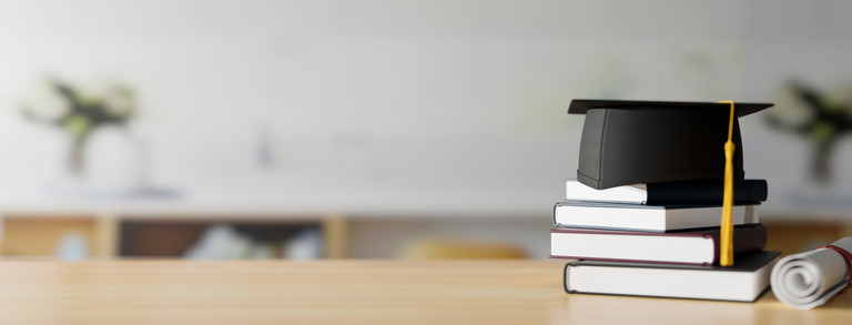 Doktoruhut auf Büchern in einem Raum
