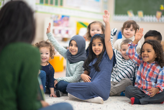Schulkinder melden sich Schulkinder melden sich