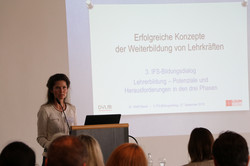 3. Bildungsdialog Missal Foto von Dr. Steffi Missal beim Vortrag