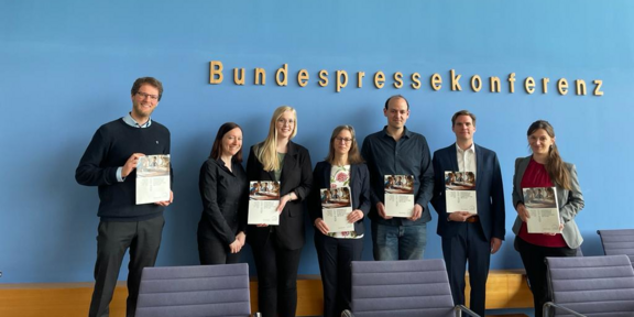 Bundespressekonferenz Gruppenfoto mit Wissenschaftler*innen des IFS